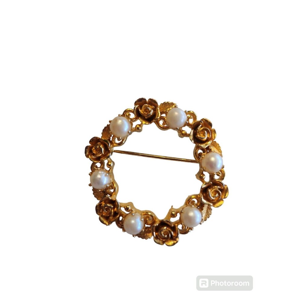 Lisner Round Floral Faux Pearls Signed Brooch Wreath Shape Gold Toned